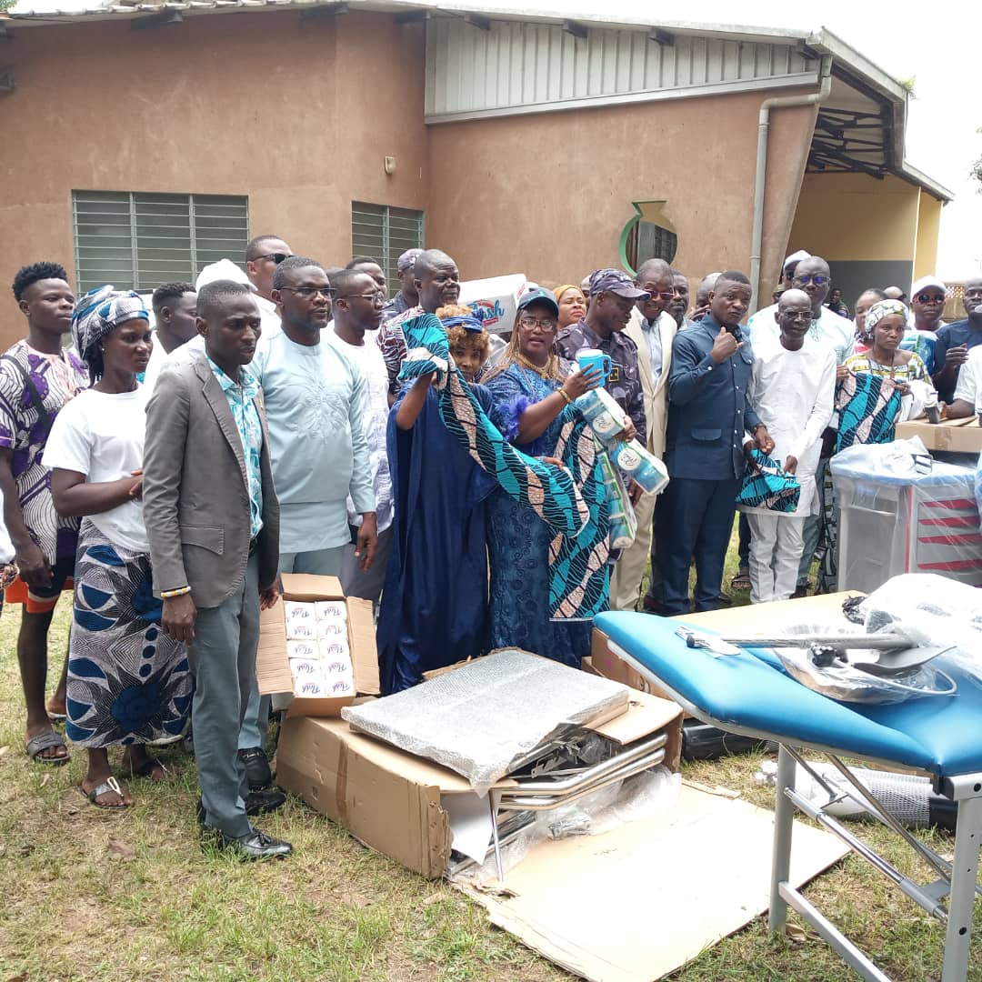 Remise de dons des jeunes du Mouvement Togo Uni