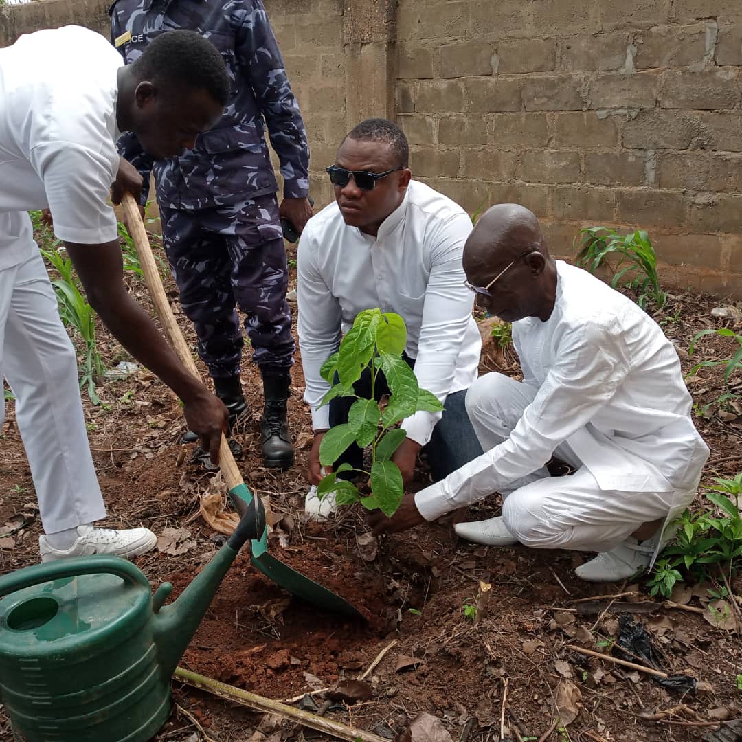 Remise de dons des jeunes du Mouvement Togo Uni