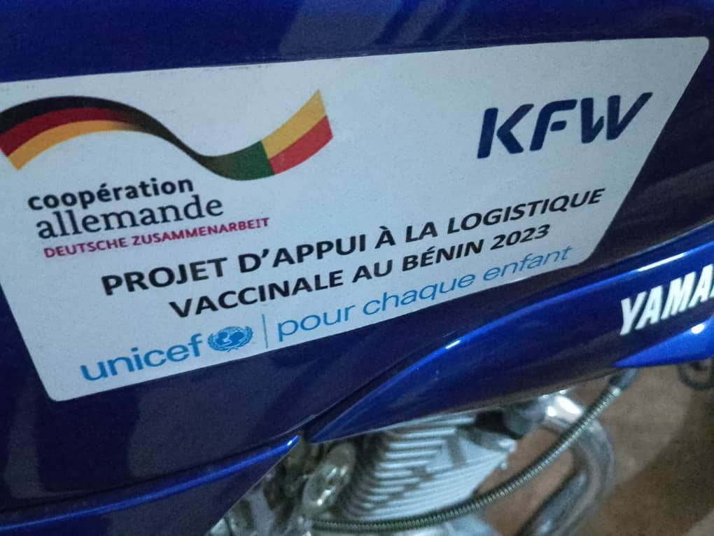 Don d’une Moto par l’UNICEF au Centre de Porga pour le PROJET D’APPUI A LA LOGISTIQUE VACCINALE AU BENIN 2023.