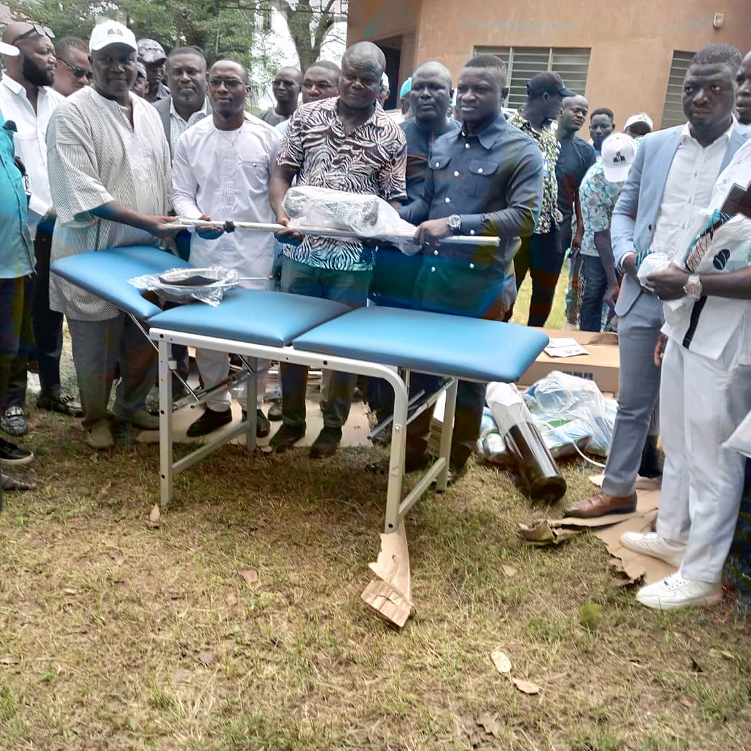 Remise de dons des jeunes du Mouvement Togo Uni