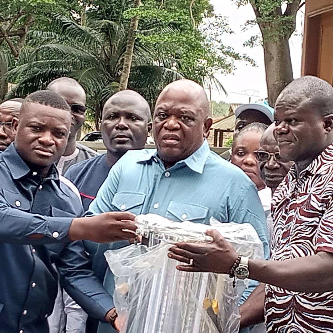 Remise de dons des jeunes du Mouvement Togo Uni