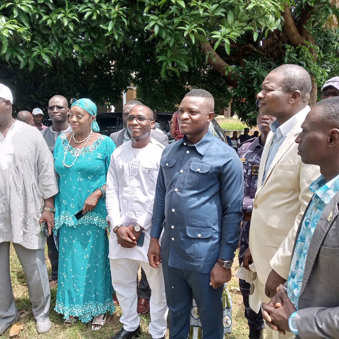 Remise de dons des jeunes du Mouvement Togo Uni