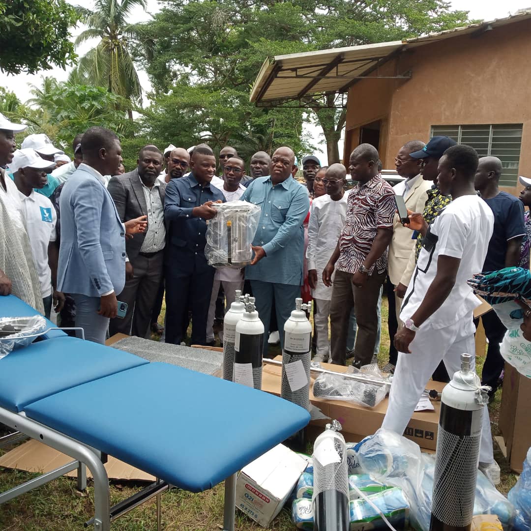 Remise de dons des jeunes du Mouvement Togo Uni