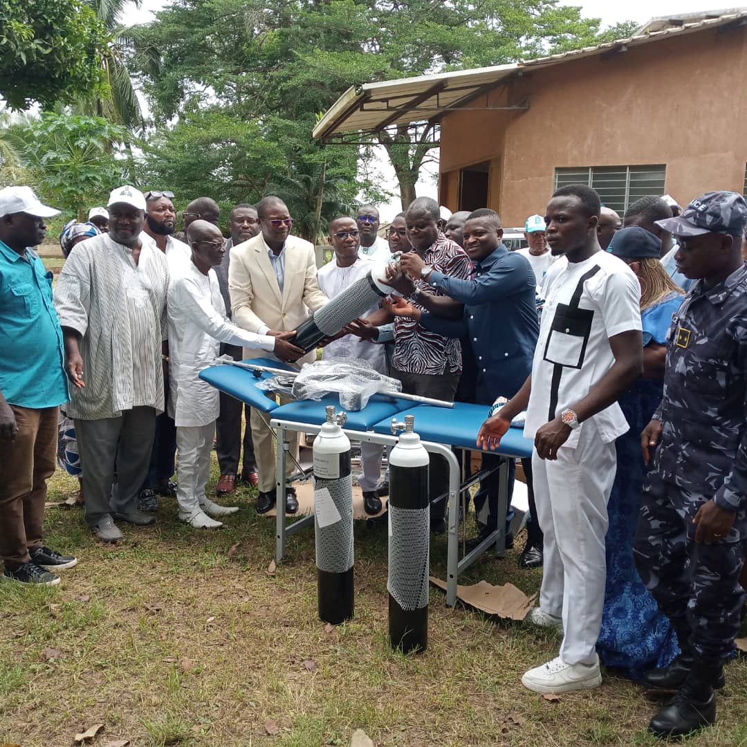 Remise de dons des jeunes du Mouvement Togo Uni